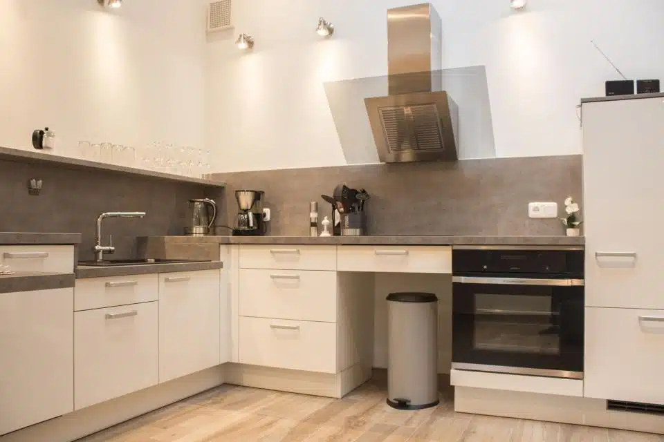 Moderne keuken met strakke lijnen