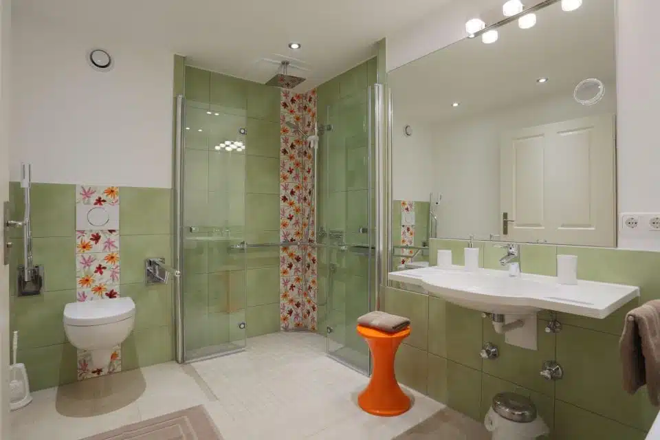 Moderne badkamer met kleurrijke tegels.