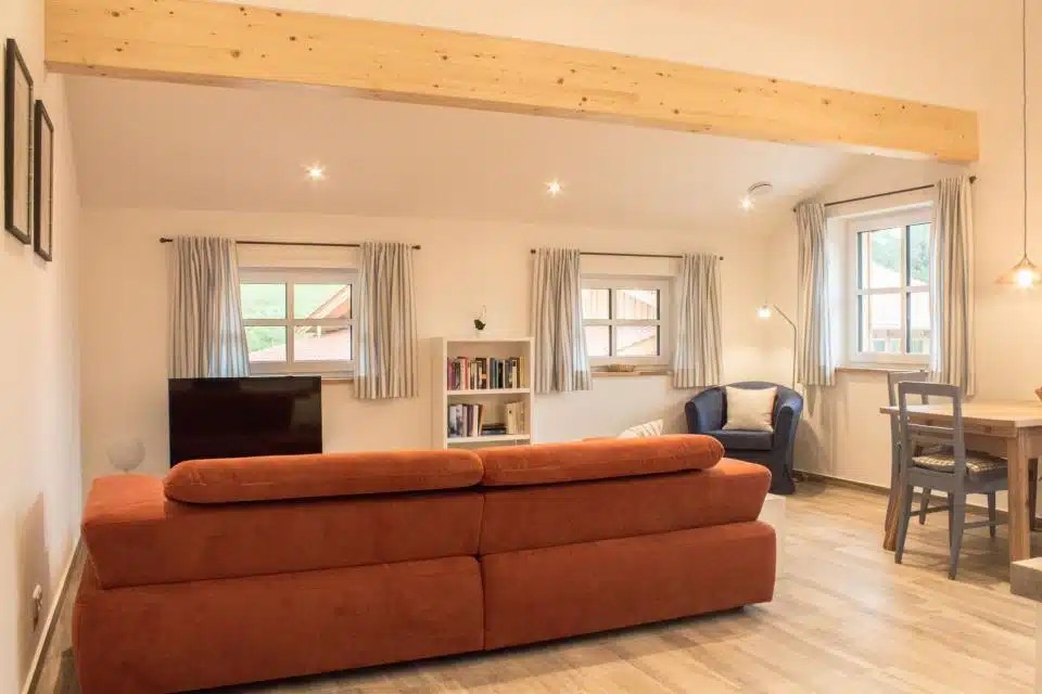 Gezellige woonkamer met moderne inrichting.