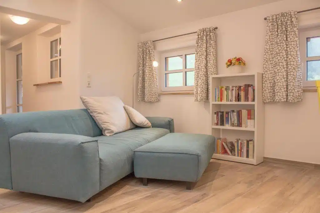 Gezellige woonkamer met bank en boeken