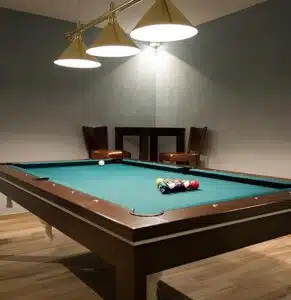Biljarttafel met verlichting en stoelen