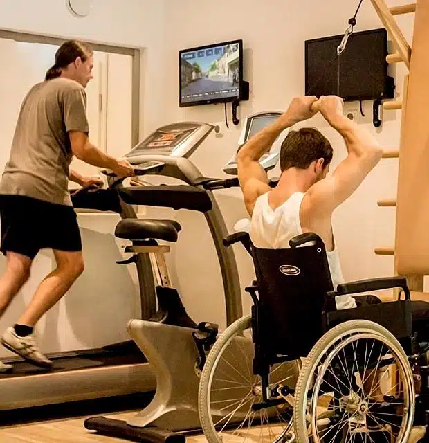 Twee mannen in een sportschool.