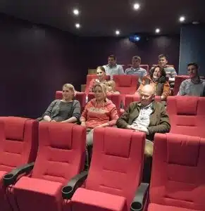 Mensen zitten in een bioscoopzaal.