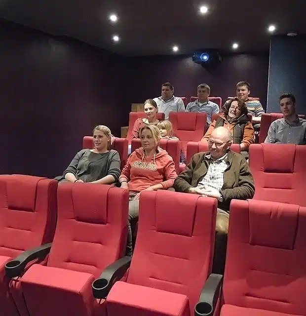 Mensen zitten in een bioscoopzaal.