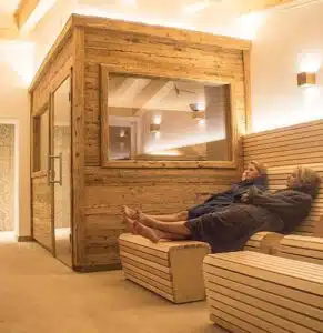 Rustige sauna met houten elementen.